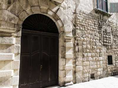L'ingresso di Palazzo d'Amelj: eretto nel 1700, attualmente ospita venti famiglie